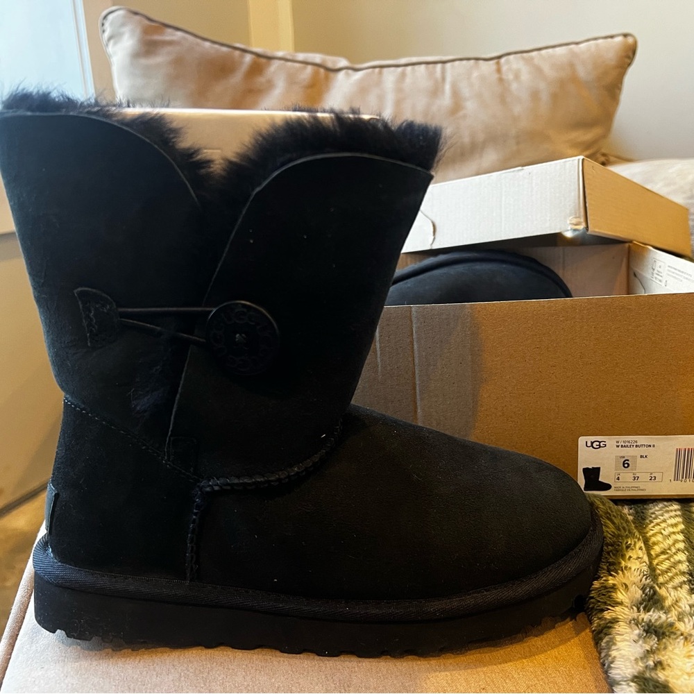 UGG Bailey Button II Boot BLACK , SIZE 6 US